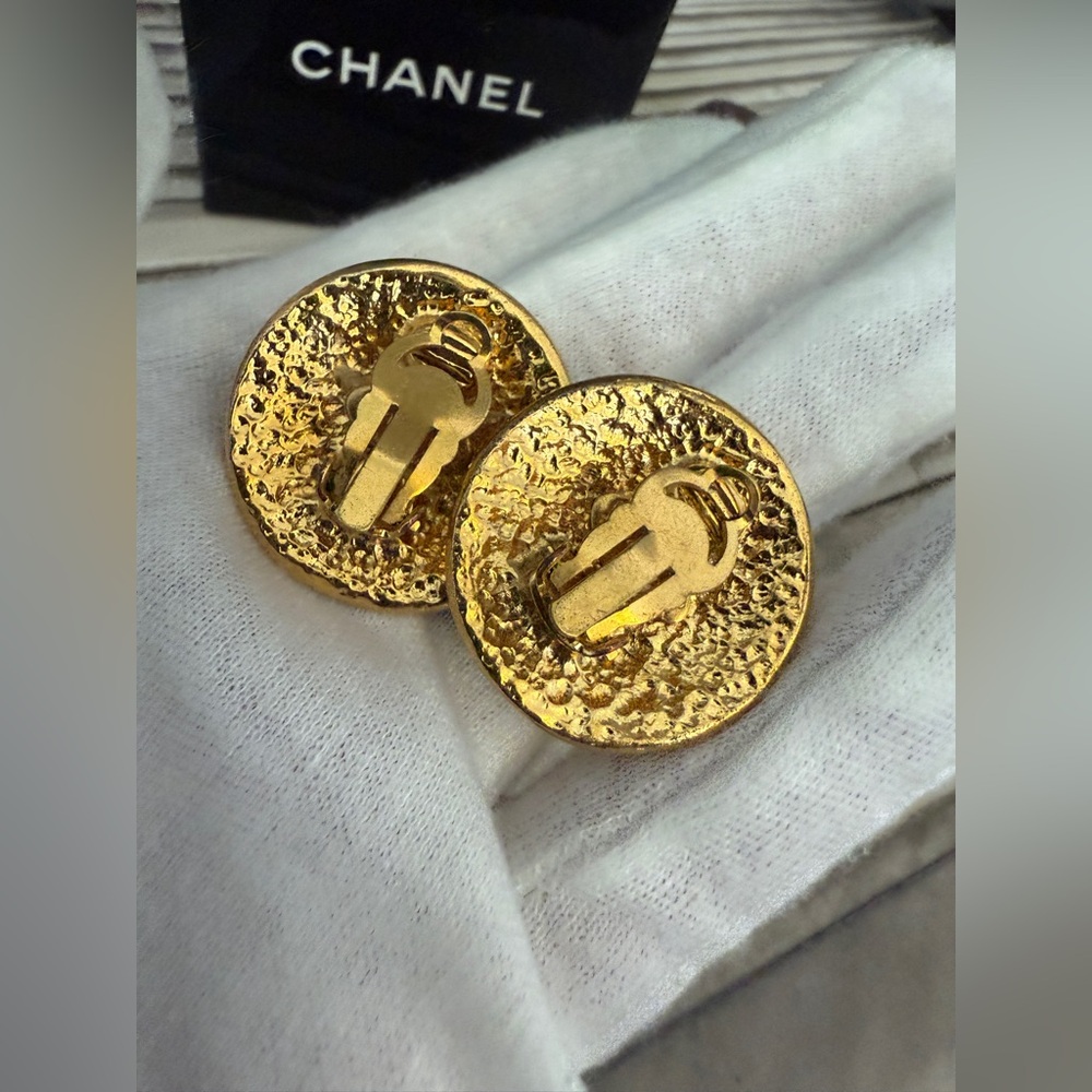 LOT 2253 24K gold plated CHANEL vintage 3D clip on earrings - Picture 12 of 16